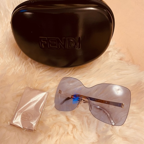 COPY - Authentic brand new Fendi Sunglasses. FS5273 424 135. - Picture 2 of 6